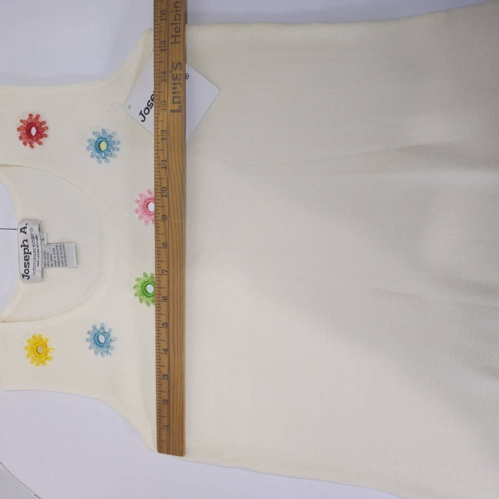 Joseph A. It is a knit garment distinguished by a floral and mirror design. - Picture 9 of 13